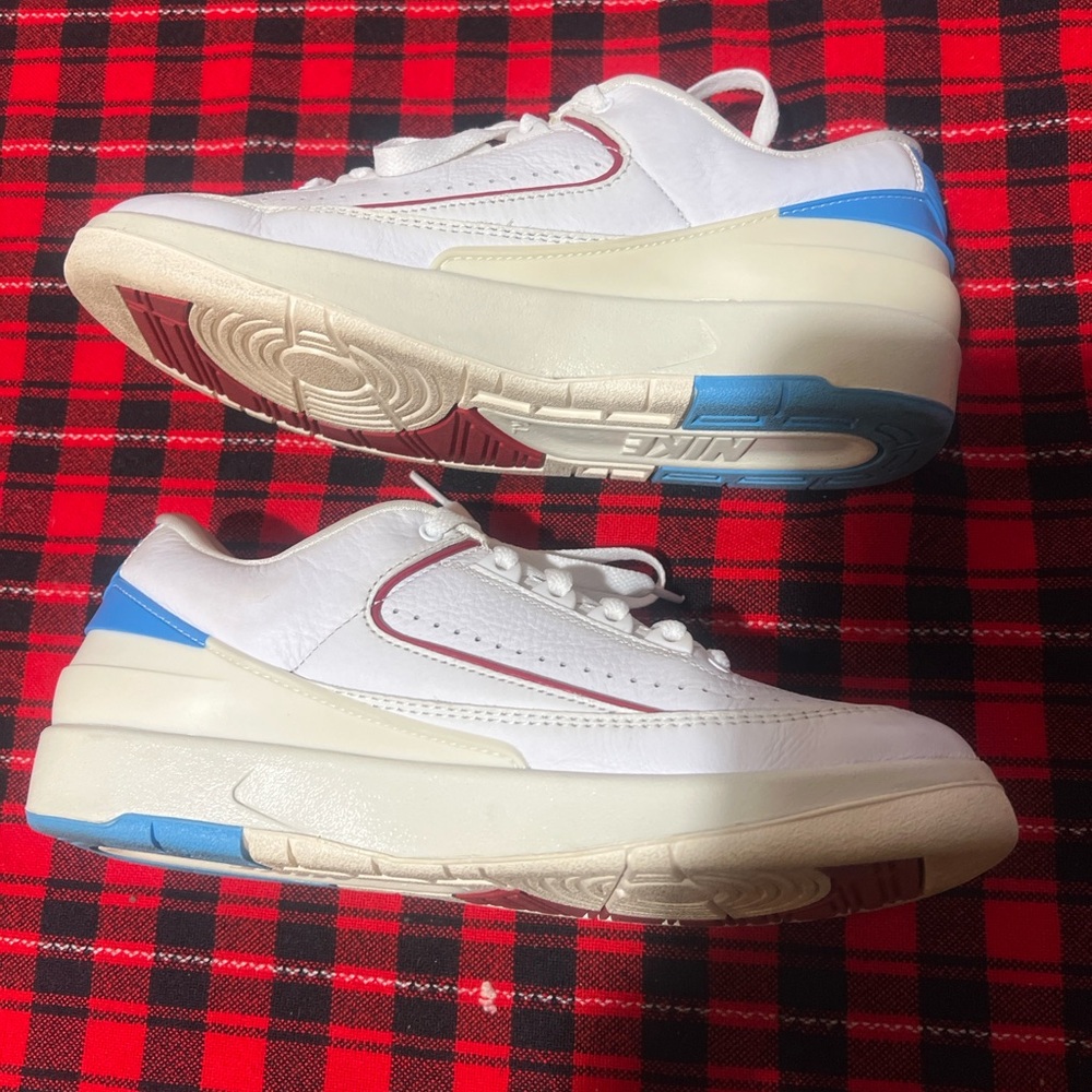 Jordan 2 low Unc to Chicago sneaker